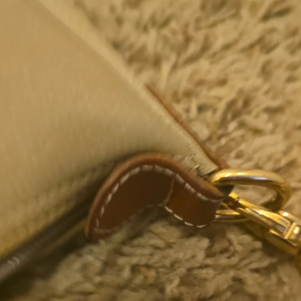 Elegant Longchamp Tan Shoulder Bag - Picture 8 of 15